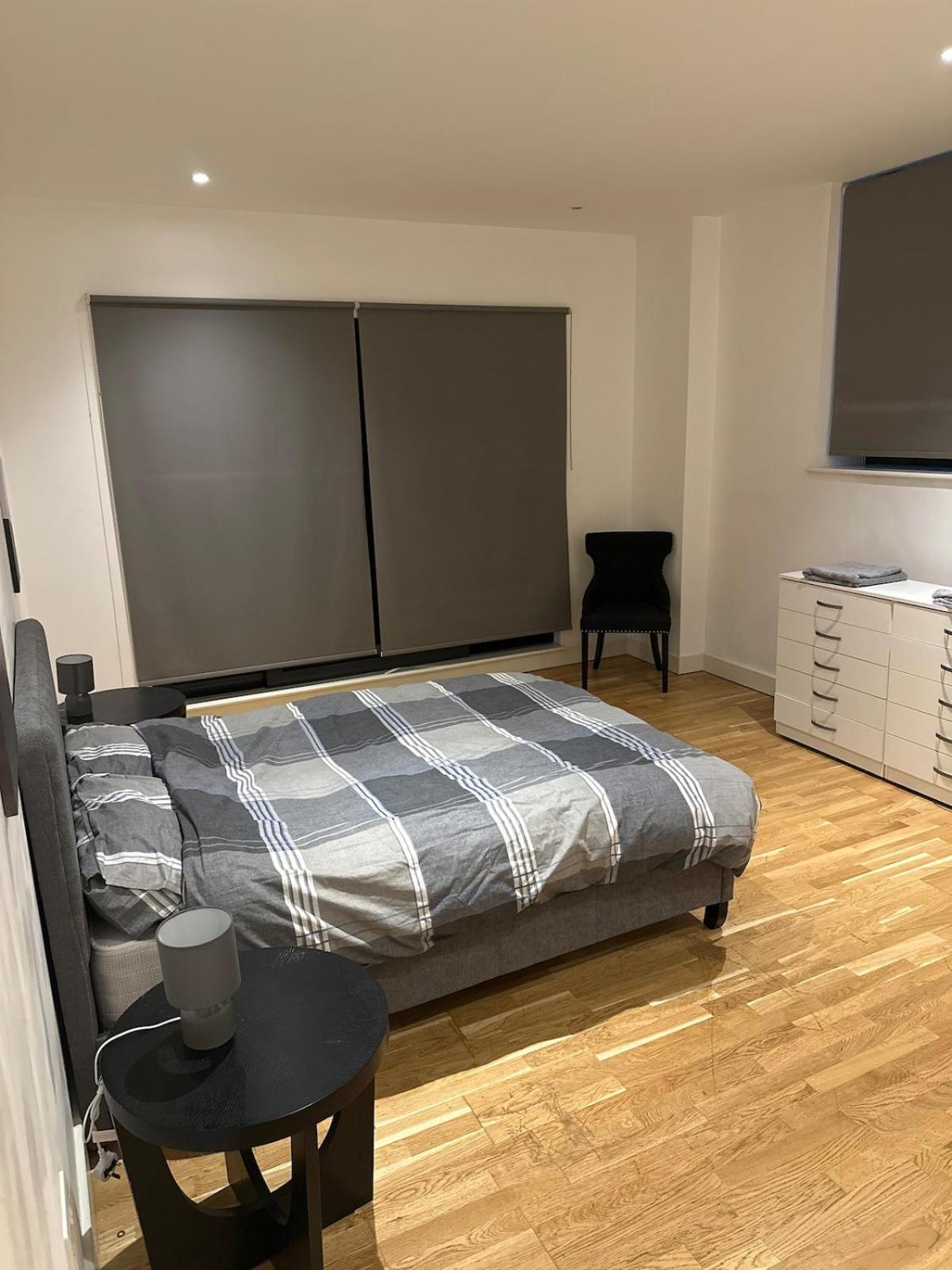 Aldgate East 2 Bedroom Flat * Londra